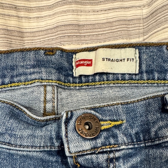 Wrangler Men's Classic Blue Relaxed Jeans - Picture 3 of 5